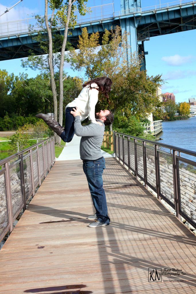 fall engagement pictures at middleground metropark