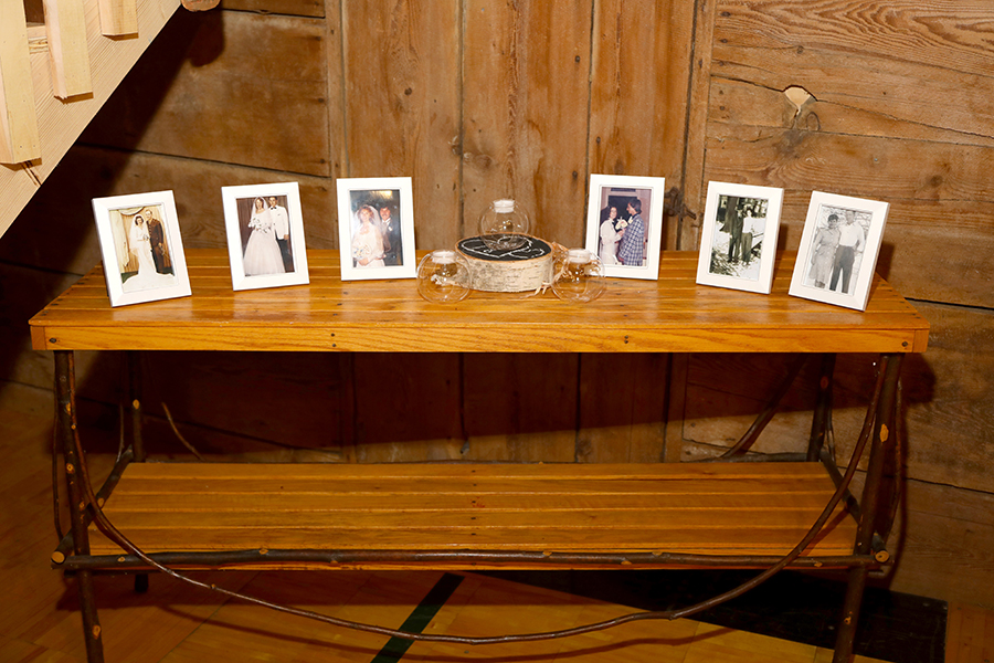 memory table for parents and grandparents wedding photos
